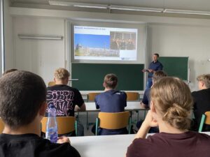 Der Praxispartner zeigt den Schülern konkrete Beispiele für seine Arbeit als Bauingenieur.