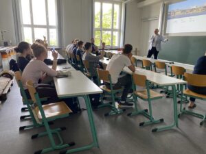 Prof. Tautenhahn zeigt den Schülern Beispiele aus dem Arbeitsfeld eines Bauingenieurs.